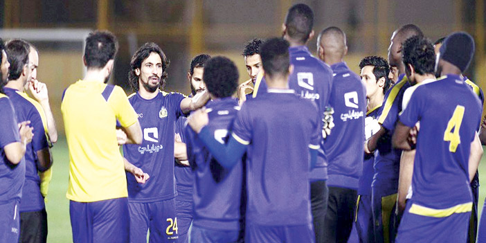  مدرب النصر وقائده يتحدثان للاعبين قبيل المران أمس