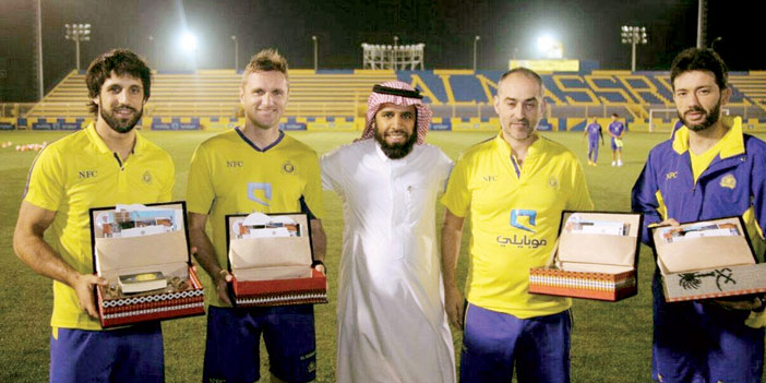  لقطة جماعية للجهاز الفني بنادي النصر