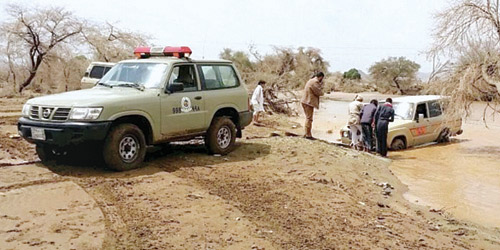  رجال الدفاع المدني ينقذون أحد المواطنين