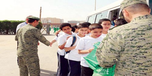   منسوبو المعهد يستقبلون الطلاب خلال زيارتهم