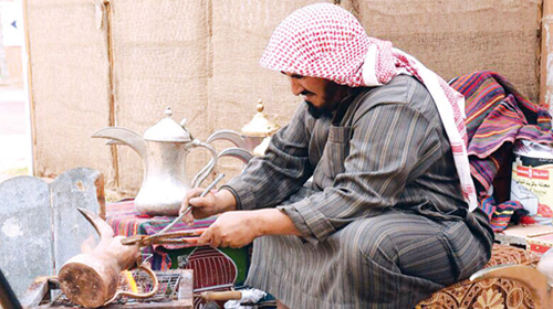  أحد الحرفيين المشاركين