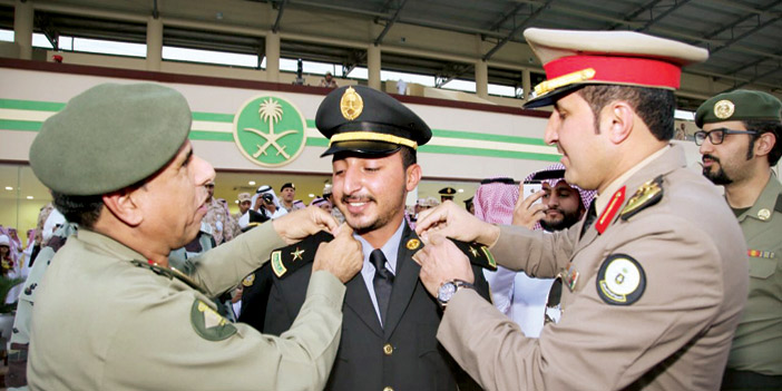   مدير عام الجوازات يشارك في فرحة الأب بابنه