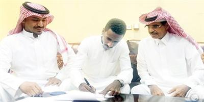 النصر يعلن تمديد عقد «شايع شراحيلي» لعام ونصف فقط 