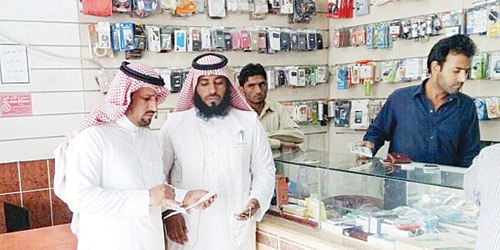   موظفو مكتب العمل يفتشون محلات الاتصالات