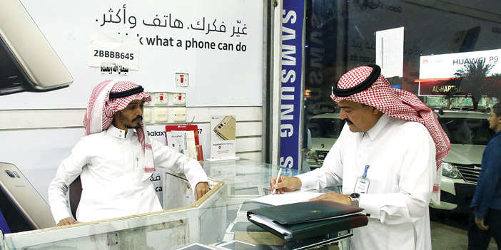  الزميل العيادة خلال جولة ميدانية في محال بيع وصيانة الجوالات