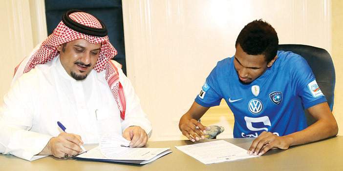  رئيس الهلال مع اللاعب لحظة التوقيع