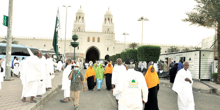  الحجاج في طريقهم لصعود الحافلات باتجاه مكة المكرمة