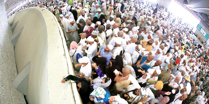  الحجاج يرمون الجمرات بيسر وسهولة