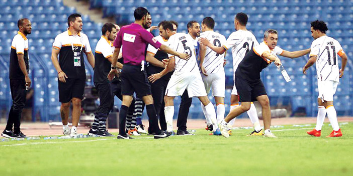  فرحة لاعبي الشباب بعد التقدم على الأهلي