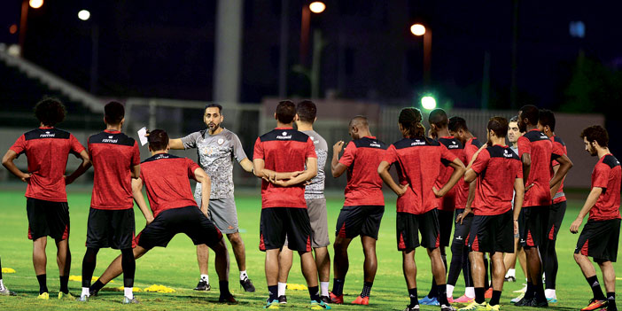   الجابر خلال قيادته لتدريبات الشباب أمس