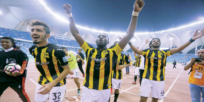  لاعبو الاتحاد يحتفلون مع جماهيرهم بالفوز