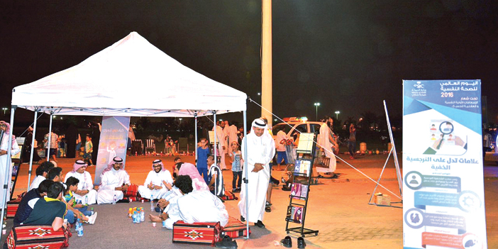  الشباب والأطفال يستمعون لبعض الإرشادات في مجال الصحة النفسية