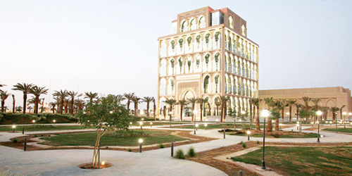  الجامعة