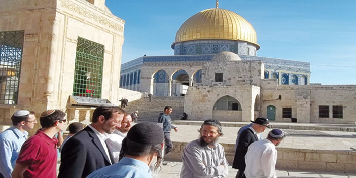  مجموعة من المحتلين اليهود وهم يتجولون في باحات المسجد الأقصى تحت حماية الاحتلال