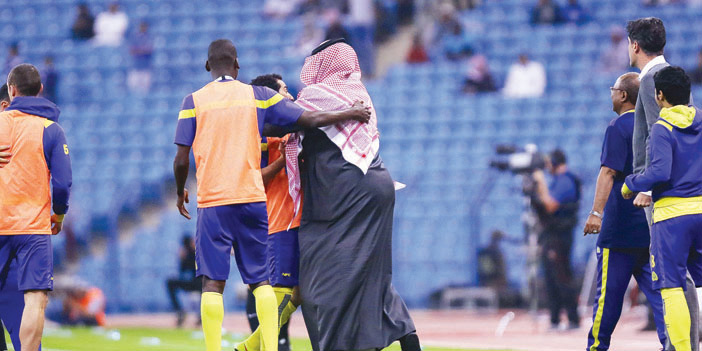  رئيس النصر يحتفل مع دكة البدلاء بالفوز