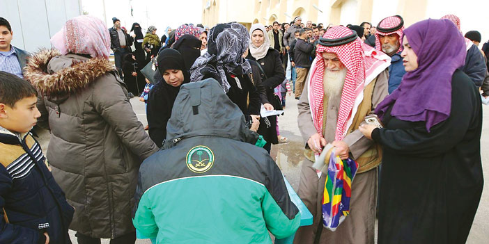  الفريق الإغاثي يوزع المساعدات على الأسر السورية