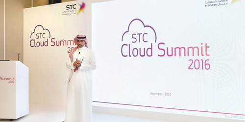  رياض معوض أثناء حديثه في قمة STC للحوسبة السحابية