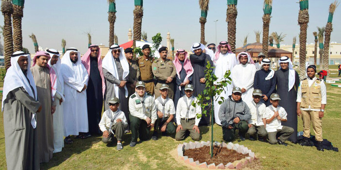  طلاب ومعلمون يشاركون في فعاليات أسبوع الشجرة