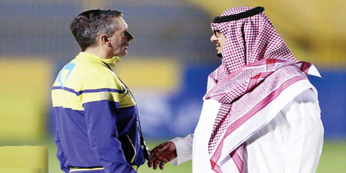  رئيس النصر في حديث جانبي مع المدرب