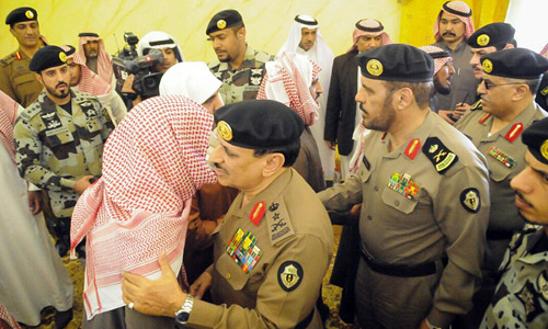 مدير الأمن العام ينقل تعازي القيادة الرشيدة لذوي الشهيد فهد الرويلي 