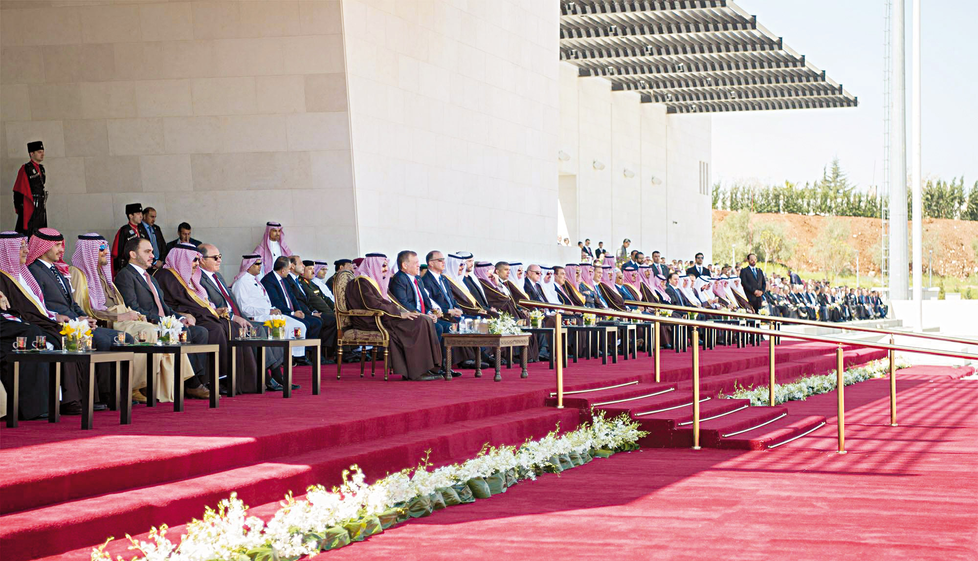   خادم الحرمين الشريفين خلال تشريفه الاحتفال بالعرض العسكري