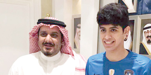  رئيس الهلال مع اللاعب مالك العبدالمنعم بعد التوقيع