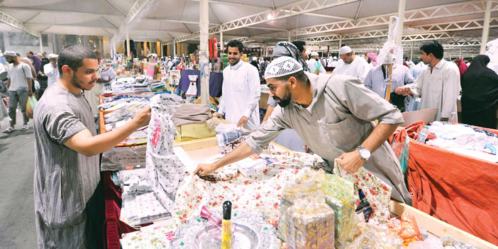  زائرو المدينة المنورة في «سوق المناخة»