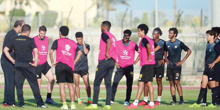  مدرب النصر متحدثاً للاعبين