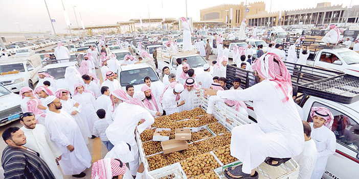  جانب من الحركة الشرائية في سوق التمور ببريدة أمس