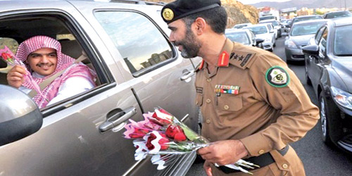  مدير المرور يقدم باقة ورد لأحد الطلاب