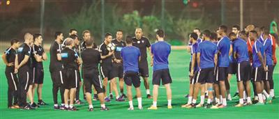 الهلال ينهي تحضيراته وجماهيره تسيطر على التذاكر 