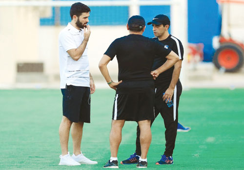  مدرب الهلال دياز في حوار مع خربين خلال التمرين