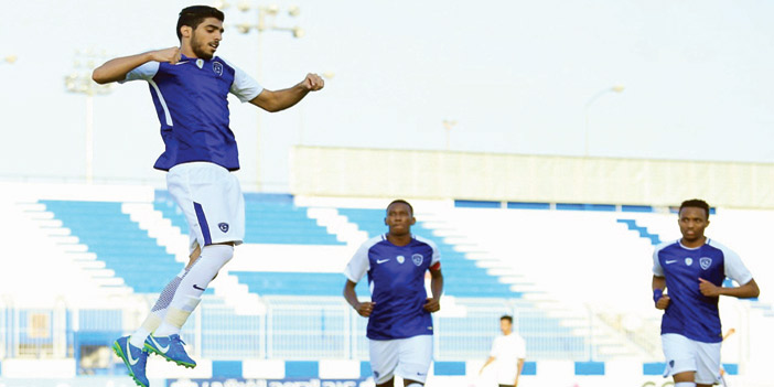  لاعب الهلال الرشيدي محتفلا بالهاتريك في شباك هجر