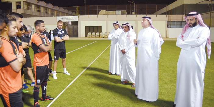 آل الشيخ يترك الشباب ويكلف العقيل ويعد بمكافأة الهلال 