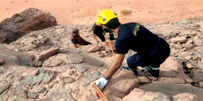 إنقاذ مواطن عالق في قمة جبل 