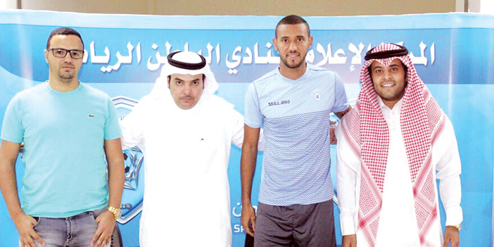  اللاعب عند توقيعه مع الباطن