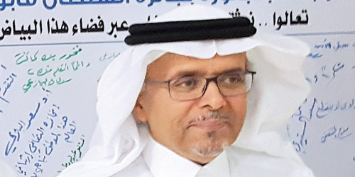   البازعي أمام لوحة «توقيعات» احتفائية بفوزه