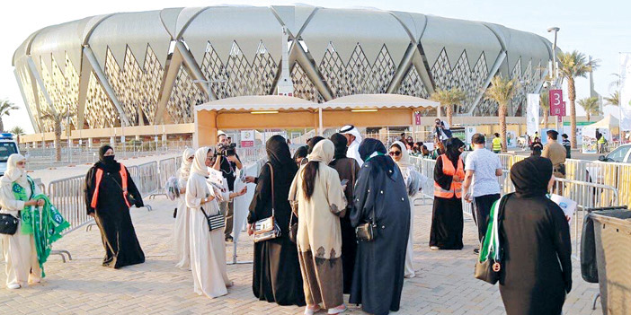  العوائل في استاد (الجوهرة).. في يوم تاريخي