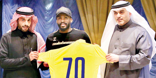  رئيس النصر ونائبه وبينهما سهيل بقميصه رقم 70