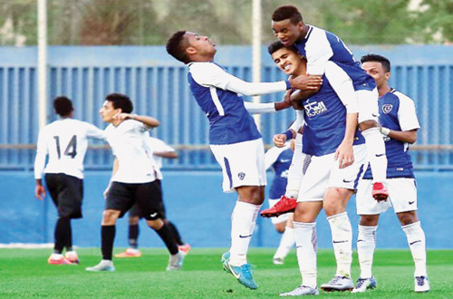  لاعبو الهلال يحتفلون بهدف الأحمد القاتل