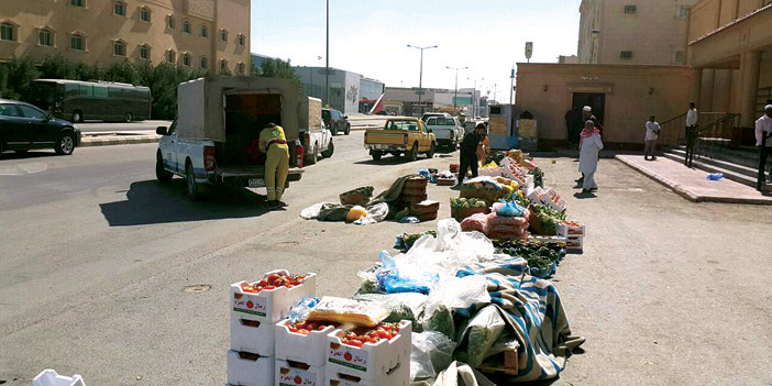   مصادرة بضائع الجائلين المخالفين