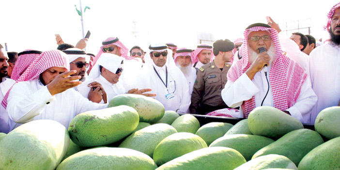  المحافظ متجولاً في المهرجان