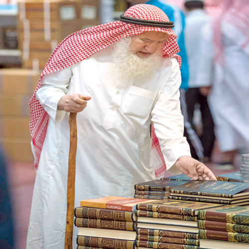 كبار السن يتجولون في معرض الكتاب 