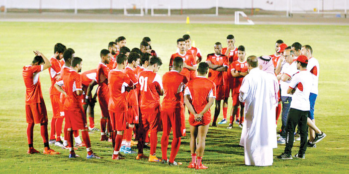  الجهازان الفني والإداري في اجتماع مع اللاعبين