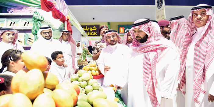 نائب أمير جازان يتجول مهرجان المانجو 