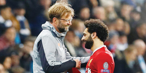  كلوب مدرب ليفربول مع لاعبه محمد صلاح