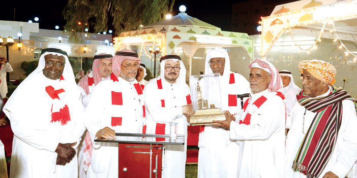  الصبان لحظة تكريمه السفير محمد طيب