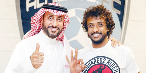  ياسر الشهراني مع رئيس الهلال سامي الجابر بعد تجديد العقد أمس