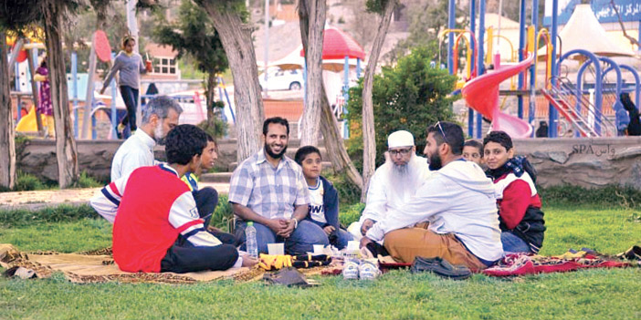  زوار في إحدى منتزهات الباحة