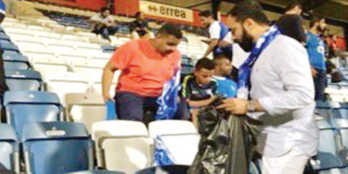  عدد من مشجعي الهلال ساعدوا في تنظيف أماكنهم في المدرجات